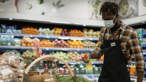 Trabajador-Afroamericano-Refrescando-Y-Arreglando-Verduras-En-La-Tienda