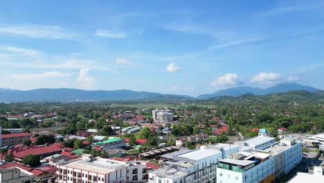 Vista-Aérea-Panorámica-De-La-Ciudad-De-Langkawi-En-Malasia-Que-Muestra-Un-Paisaje-Pintoresco-Con-Edificios,-Vegetación-Y-Montañas-Distantes.