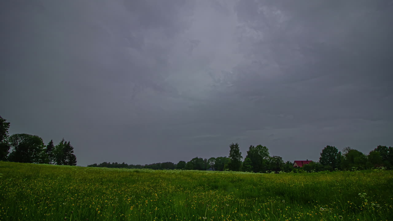 수평선에서 빗방울과 오렌지색 일몰이 있는 회색으로 변하는 파란 구름 - 시간 경과 속도의 날씨 변화