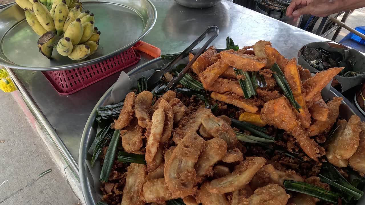 거리 시장 에서 제공 되는 여러 가지 긴 음식 들