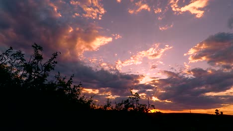 Ein-Gleichmäßiger-Zeitraffer-Von-Wolken,-Die-über-Den-Himmel-Ziehen,-Während-Die-Sonne-Gleißend-Untergeht