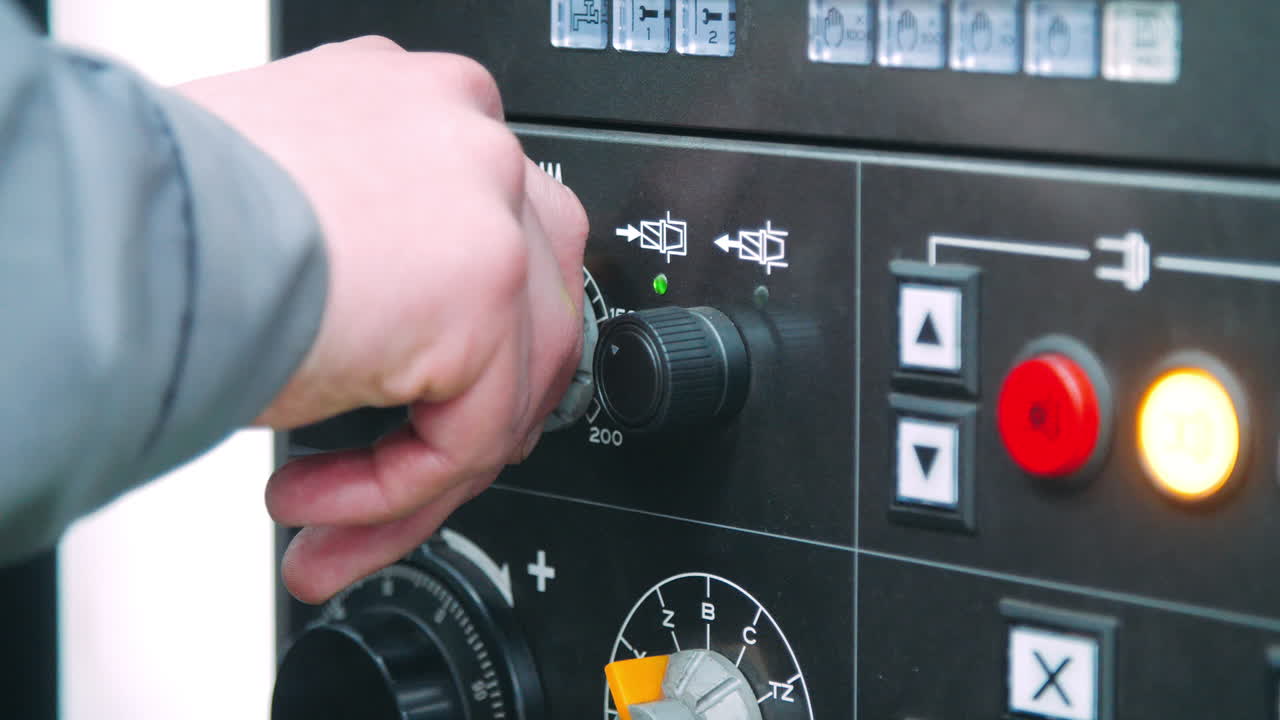 ingeniero de ajuste giratorio en una máquina industrial. ingeniero de trabajo