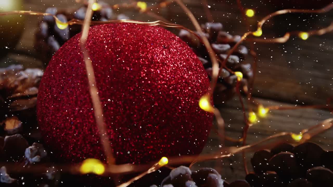 composición de video con nieve sobre el escritorio con decoración navideña