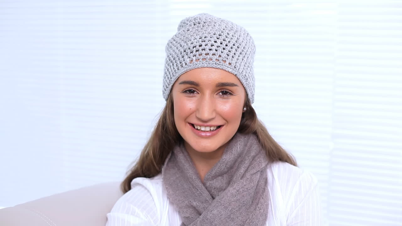 morena viendo la televisión y cambiando de canal