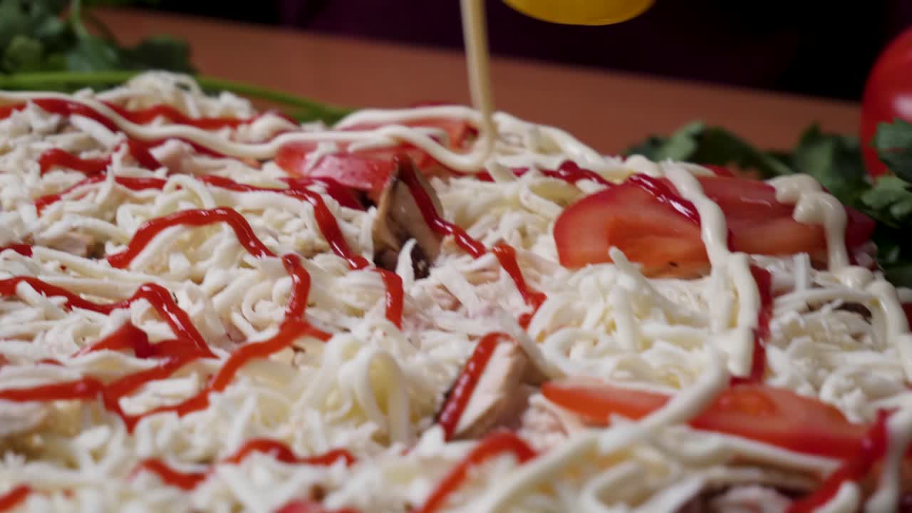 preparando una pizza con ingredientes