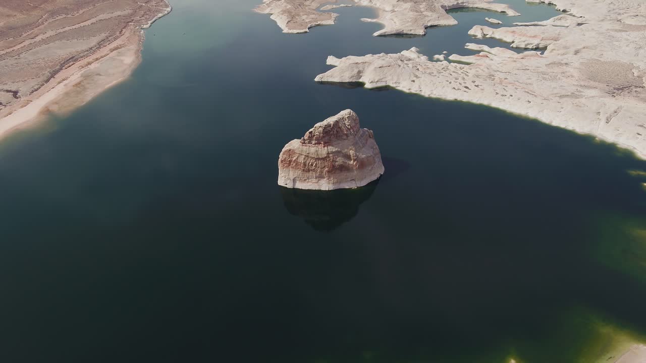 Una ripresa drone ad alta quota sul Lago Mead, un enorme bacino idrico formato dalla diga di Hoover sul fiume Colorado, che si trova al confine tra Arizona e Nevada, appena a est di Las Vegas