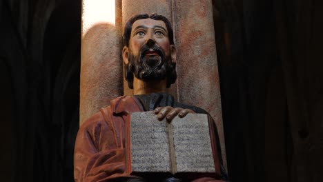 escultura vívida de madera de un santo en la catedral de san martín, ourense, galicia, españa