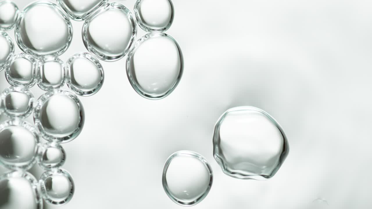 바탕에 낮은 각도에서 으로 떠다니는 투명한 거품