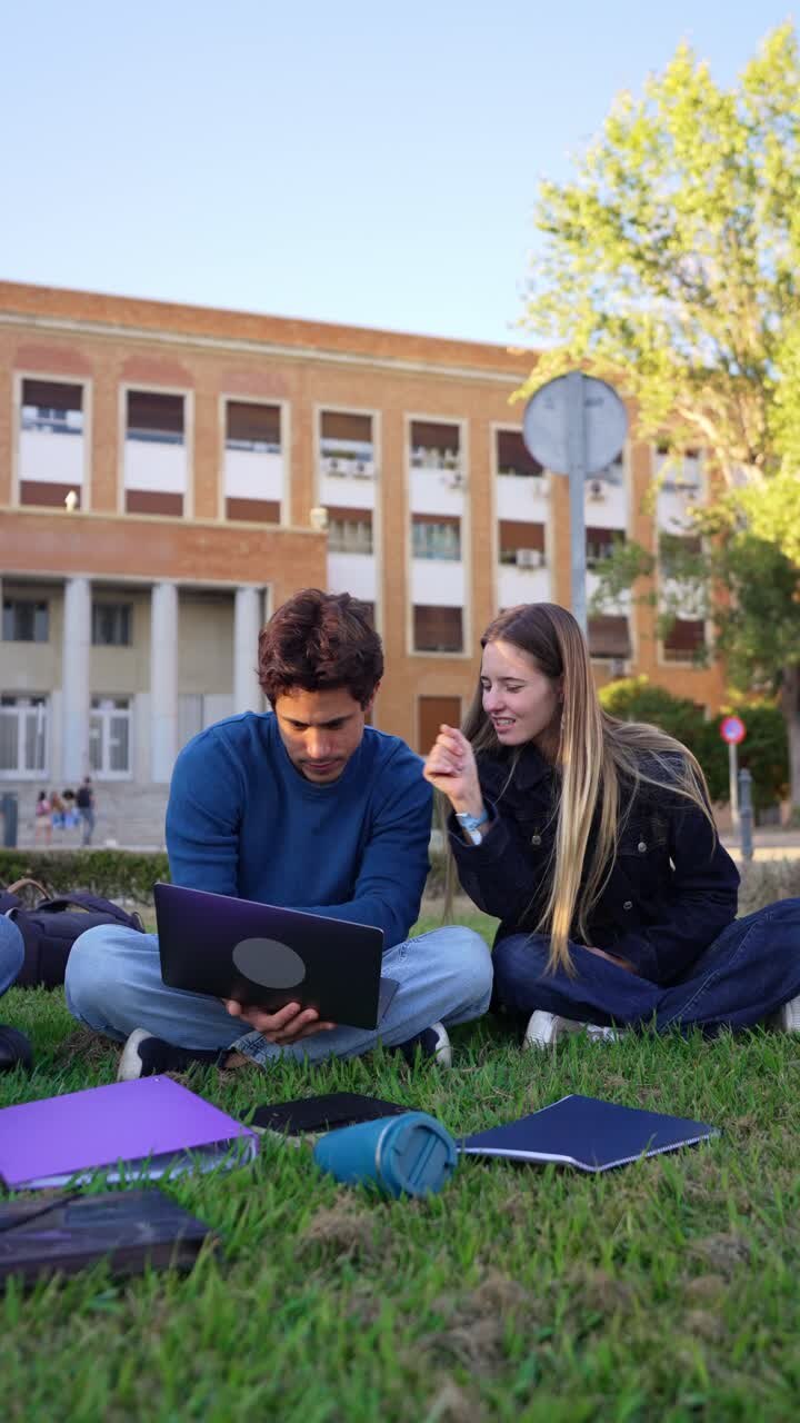 Studenti che studiano sul prato del campus