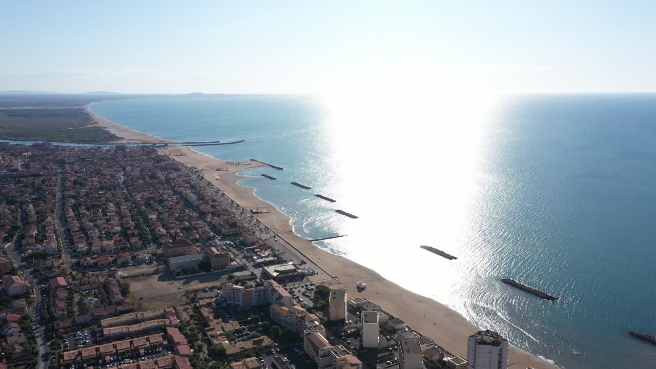 Litorale mediterraneo Valras-Plage Serignan, vista aerea, giornata di sole, cielo blu