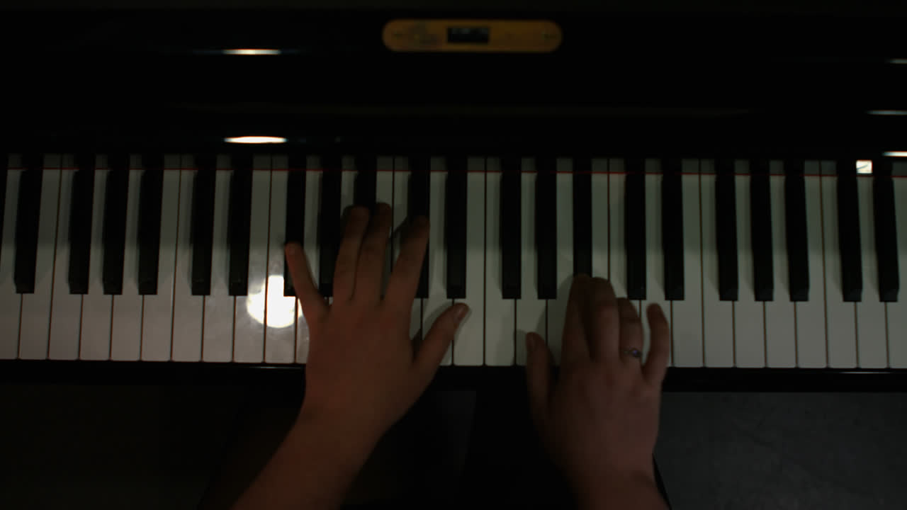 mujer tocando el piano