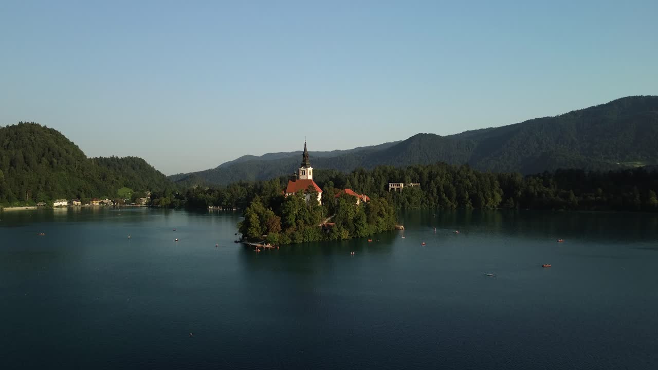 Lotniczy widok z drona na Jezioro Bled i wyspę Bled
