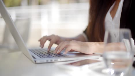 Mujer-De-Negocios-Escribiendo-En-Una-Computadora-Portátil