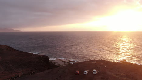 Hermosa-Puesta-De-Sol-En-Gran-Canaria,-Volando-El-Dron-Cerca-Del-Faro