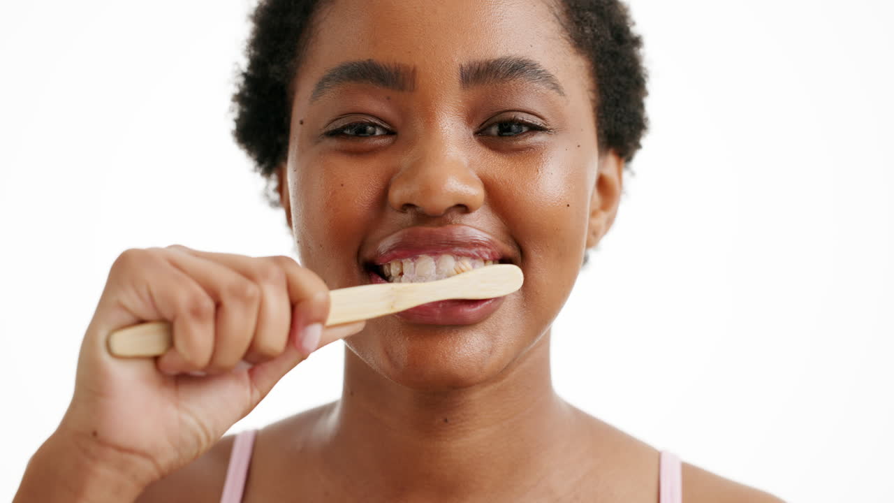 mujer cepillándose los dientes