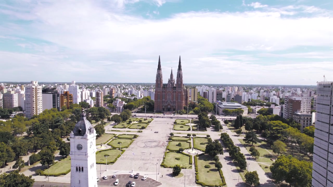 Vista aerea con drone 4K di Plaza Moreno a La Plata, Buenos Aires, Argentina. Storica piazza centrale circondata dalla Cattedrale, edifici governativi, spazi verdi e il cuore urbano della città.