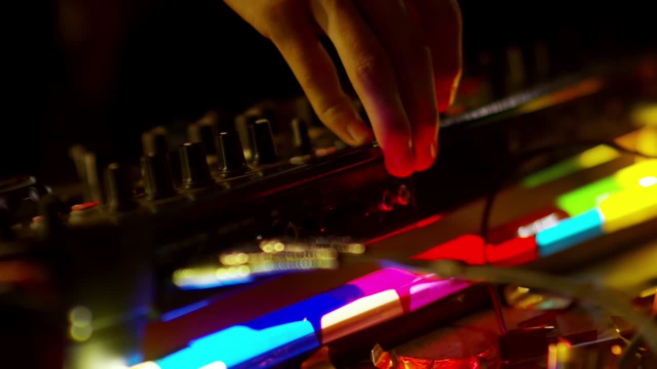 las manos de un disc jockey masculino