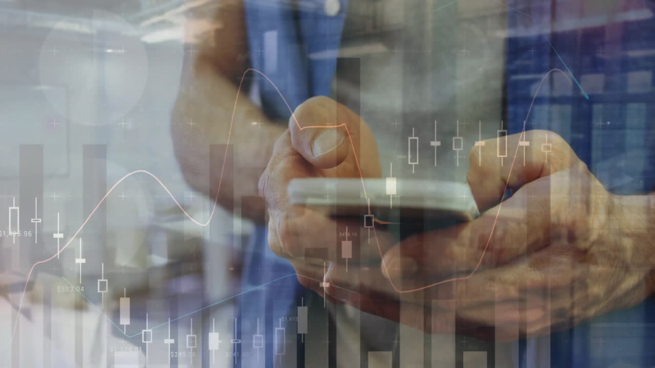 animazione di dati di elaborazione grafica sulle mani di un uomo caucasico che utilizza uno smartphone
