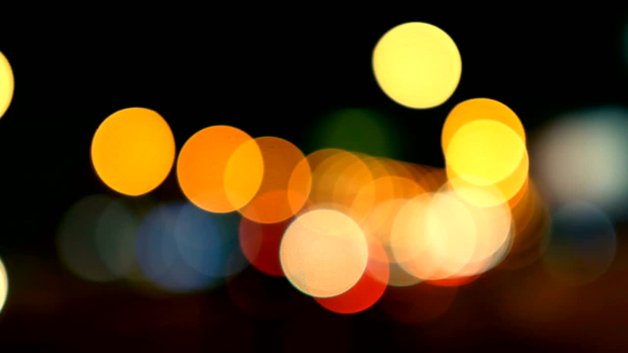 luces desenfocadas calle de los ángeles resumen. fondo borroso de la ciudad. círculos de bokeh en movimiento del tráfico nocturno.