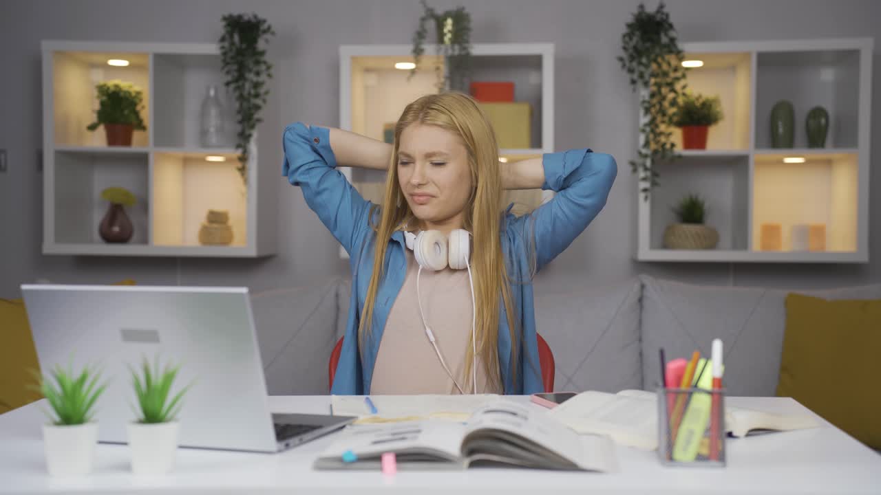 ⁇ 새나는 여자 학생.