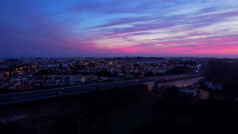 Toma-De-Drones-De-Una-Hermosa-Puesta-De-Sol-Violeta-En-Guincho-Cascais,-Portugal