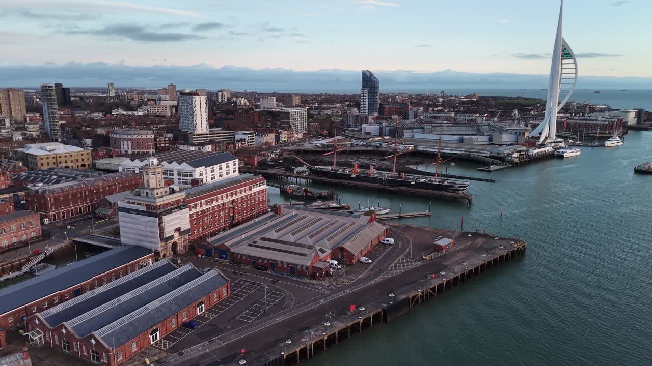 Cantiere navale storico di Portsmouth, Regno Unito, riprese aeree con drone.