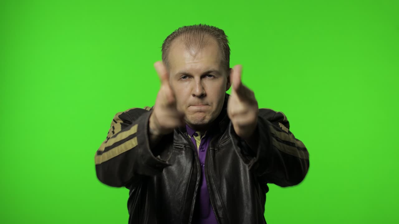 hombre apuntando con el dedo el gesto de la pistola, disparando con la pistola de mano. venta, viernes negro, concepto de descuentos