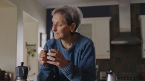 Mujer-Mayor-Relajándose-Sola-En-Casa