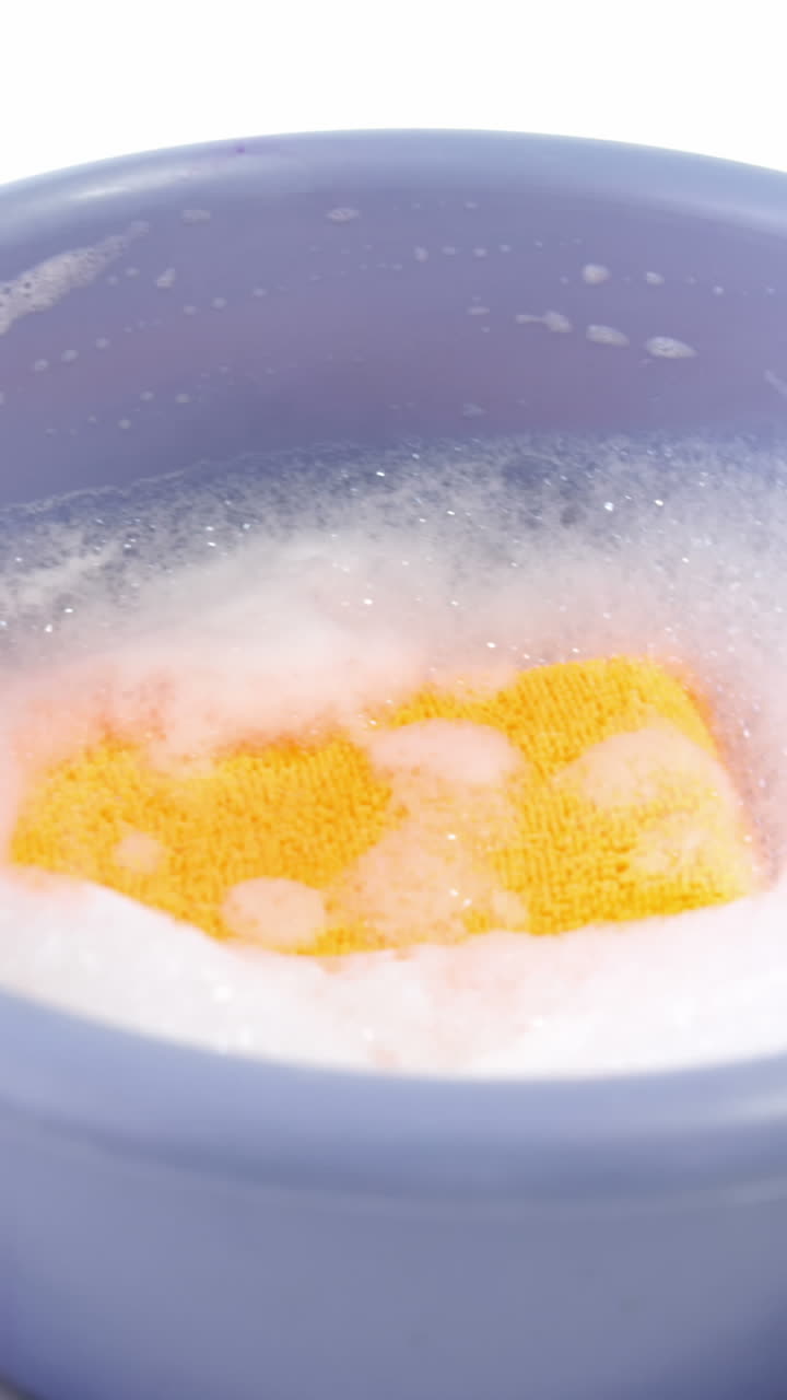 cubo de plástico con esponja de limpieza