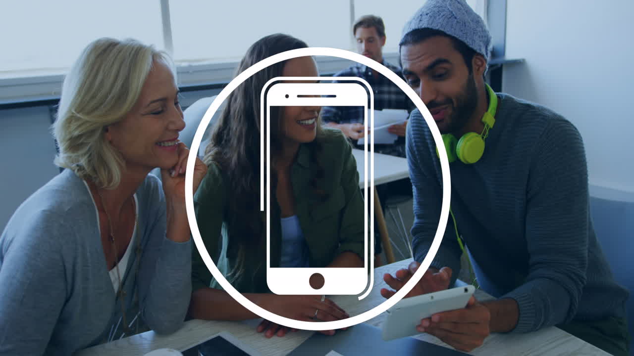 animación del icono del teléfono inteligente y procesamiento de datos sobre diversas personas de negocios en la oficina