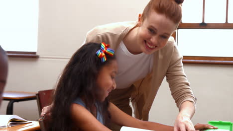 Profesor-Ayudando-A-Una-Niña-Durante-La-Clase.