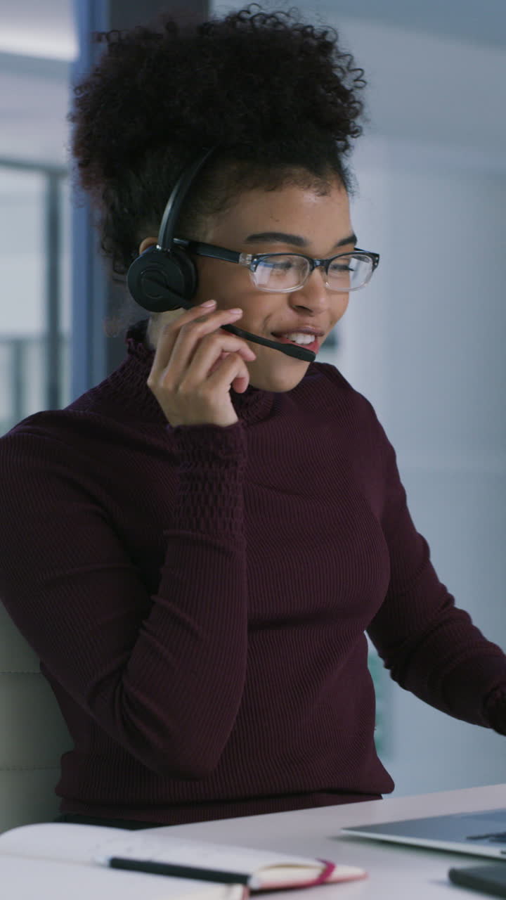 Addetto al servizio clienti sorridente che lavora in un ufficio.