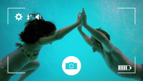 tomando fotos de una pareja con una cámara digital