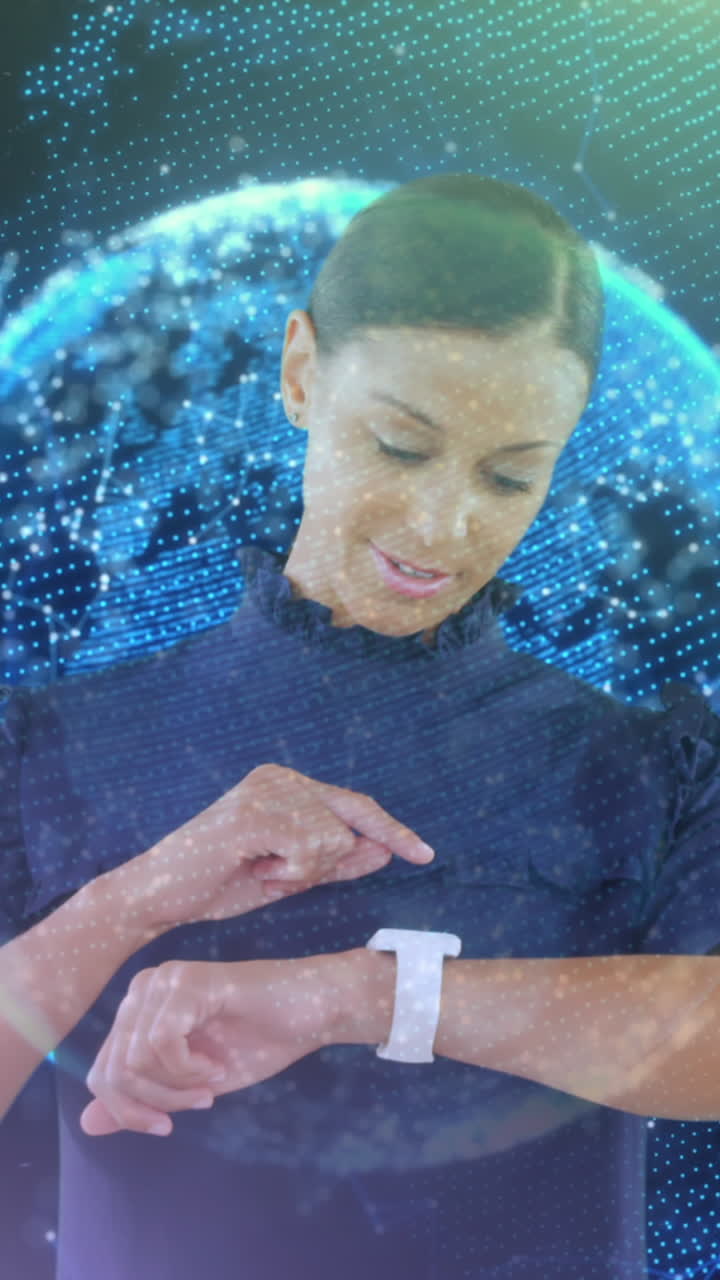 Animazione di globo con reti di connessioni su donna d'affari che usa uno smartwatch.