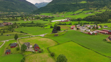 Iglesia-De-Madera-De-Hopperstad-En-Una-Exuberante-Campiña,-Vikoyri,-Vik,-Noruega