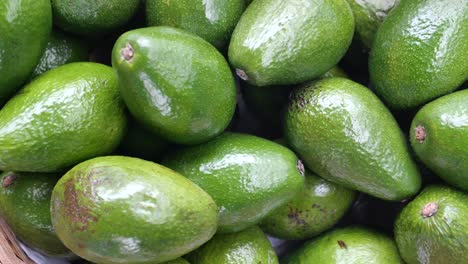 montón de aguacates