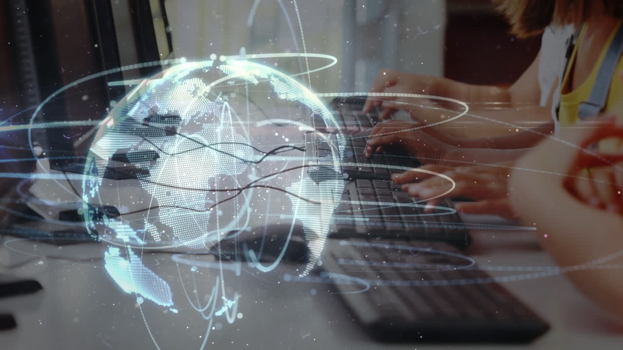 animación del procesamiento de datos y el globo sobre un grupo diverso de escolares que usan computadoras