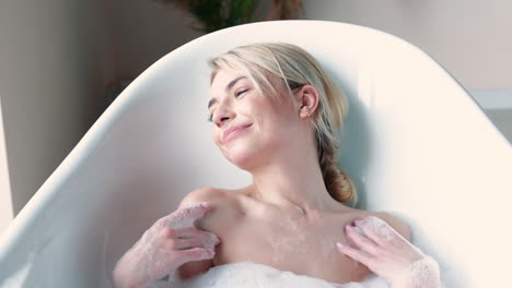mujer relajándose en un baño de burbujas