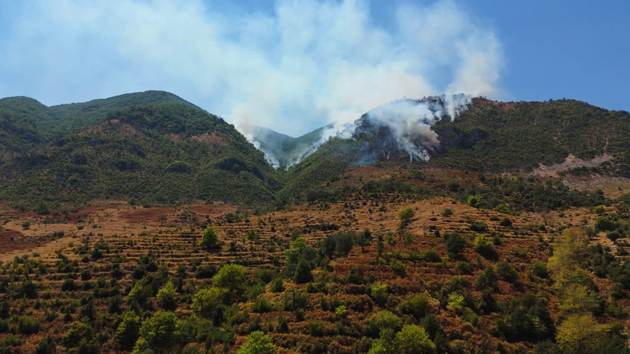 알바니아의 산들에서 이 아오르면서 산불이 은 날에 퍼져나갑니다.