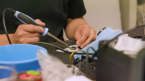 primer plano de cables de soldadura manual