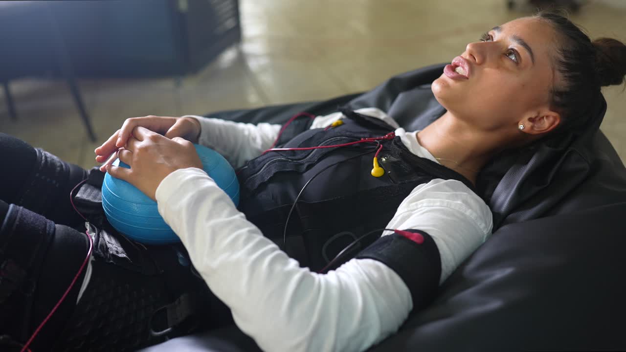 una mujer en una sesión de entrenamiento de ambulancias.