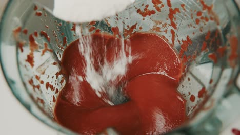 agregar goma de xanatán a los ingredientes de ketchup dentro de la licuadora