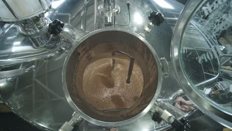 cervecería artesanal moderna. producción de cerveza artesanal. equipo moderno en la cervecería, tanques metálicos, producción de bebidas alcohólicas