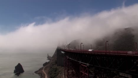 Golden-Gate-Bridge-In-San-Francisco-Mit-Nebel,-Der-Vom-Pazifischen-Ozean-Hereinrollt,-Aufgenommen-Vom-Einsamen-Seemann-aussichtspunkt