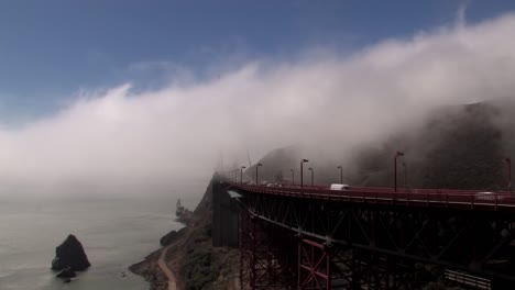 puente golden gate en san francisco con niebla que llega desde el océano pacífico tomada desde el punto de vista del marinero solitario