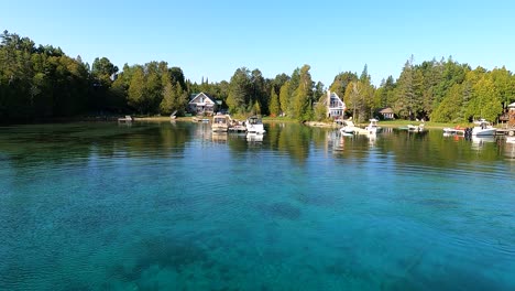 Schwenkaufnahme-Verankerter-Boote-Am-Friedlichen-Tobermory-Huron-Lake,-Kanada