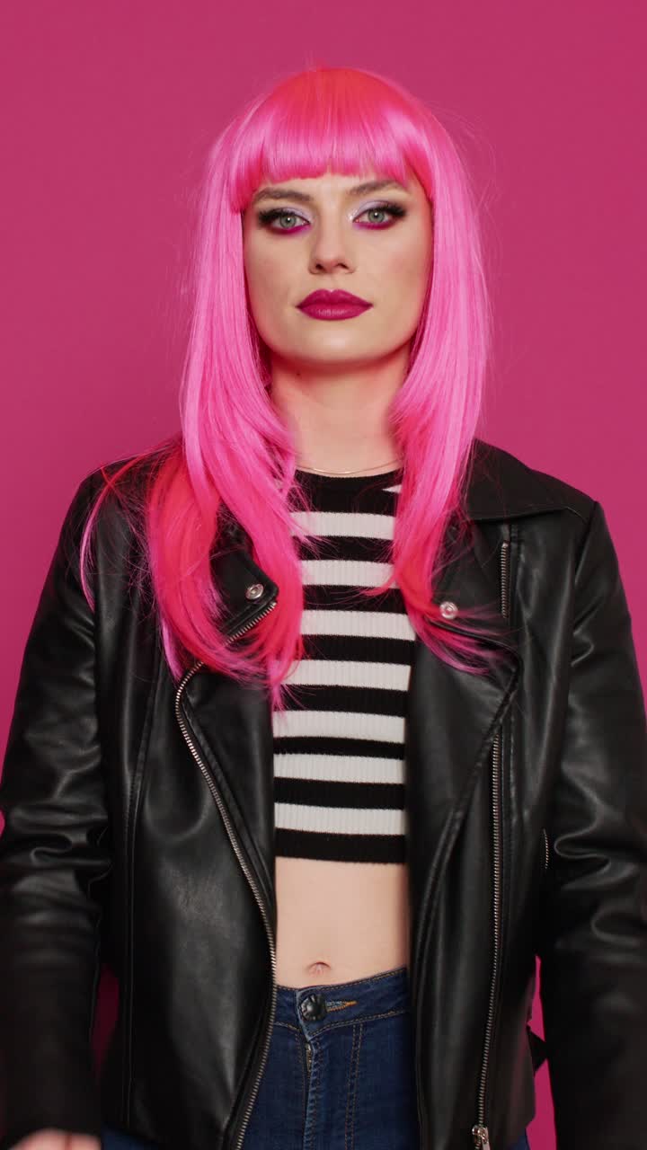 Video verticale: ragazza glamour e solare che fa il simbolo del pollice in su e mette un like