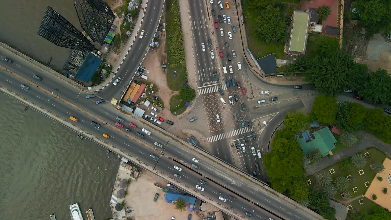 빅토리아 섬, 라고스, 팔로모 다리, 라고스 로스쿨 및 시빅 센터 타워가 있는 나이지리아의 교통 및 도시 경관