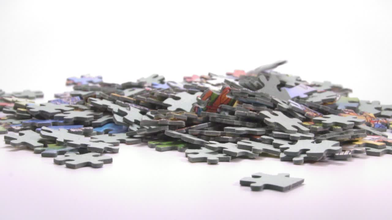 caída de piezas de rompecabezas sobre fondo blanco - cámara lenta, primer plano
