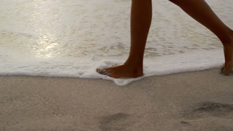 Sección-Baja-De-Mujer-Caminando-Por-La-Playa-4k